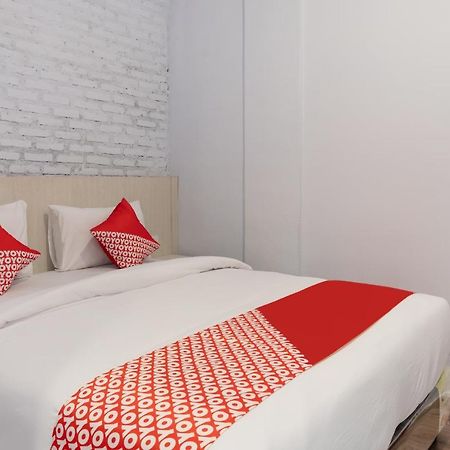 Super Oyo 3150 Theodore Homestay Medan Exteriör bild