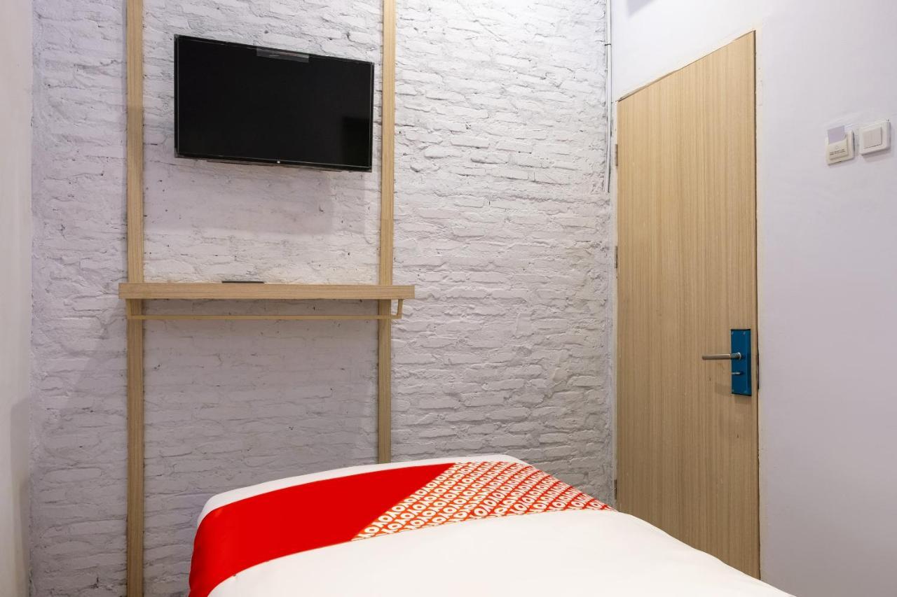 Super Oyo 3150 Theodore Homestay Medan Exteriör bild