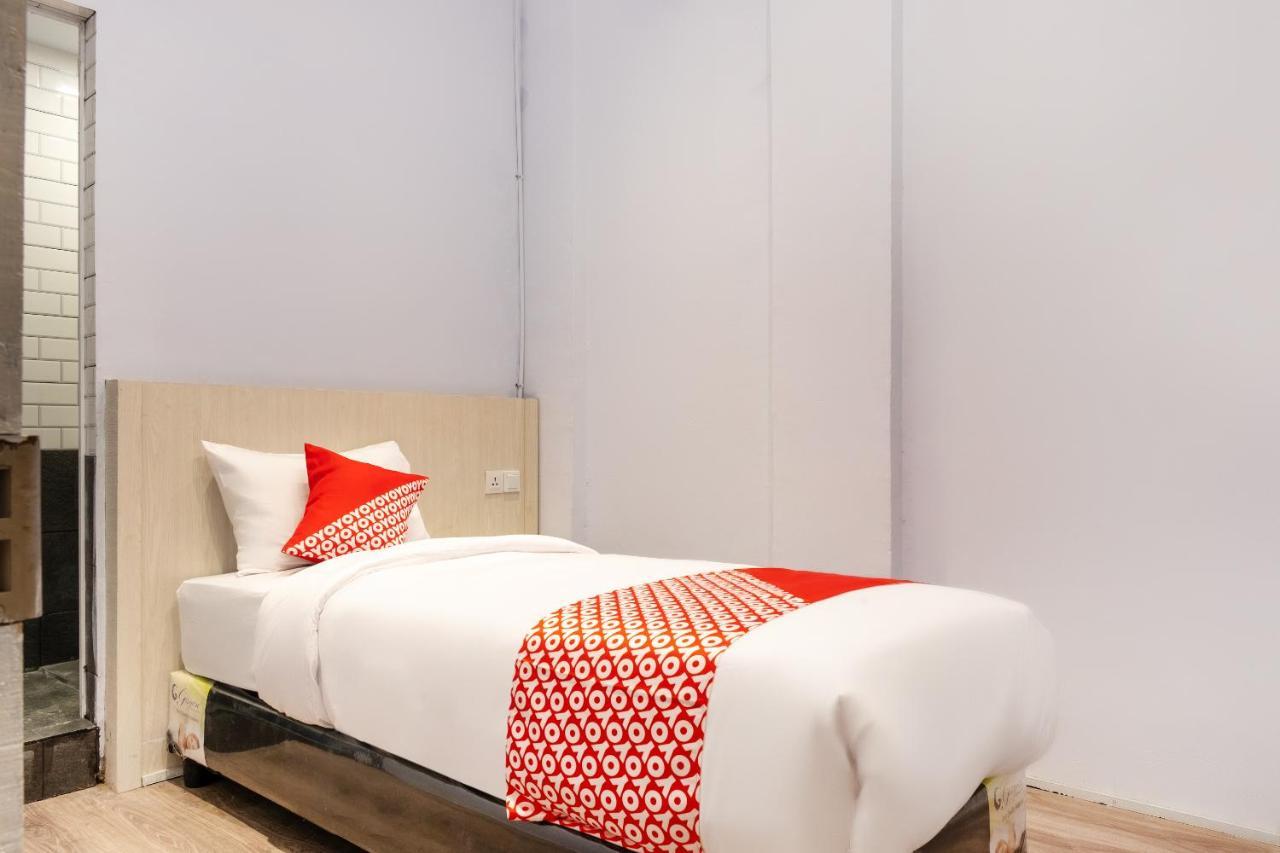 Super Oyo 3150 Theodore Homestay Medan Exteriör bild
