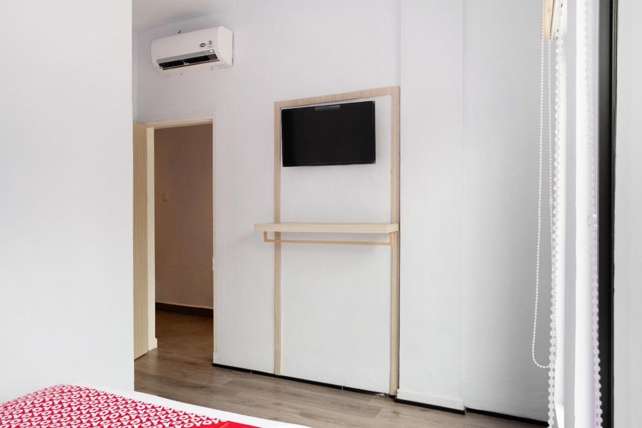 Super Oyo 3150 Theodore Homestay Medan Exteriör bild