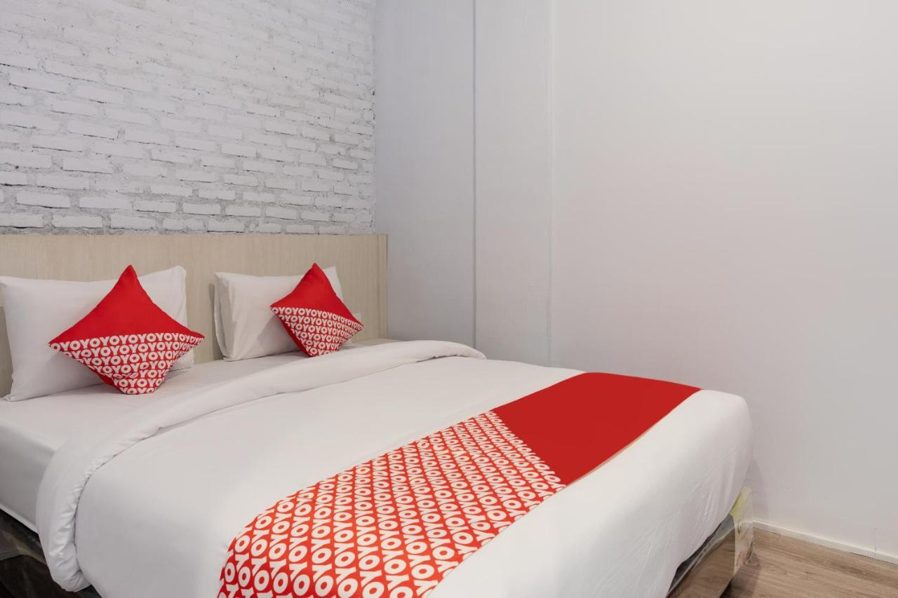 Super Oyo 3150 Theodore Homestay Medan Exteriör bild