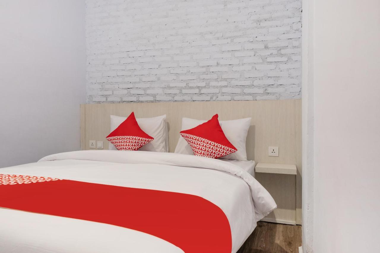 Super Oyo 3150 Theodore Homestay Medan Exteriör bild