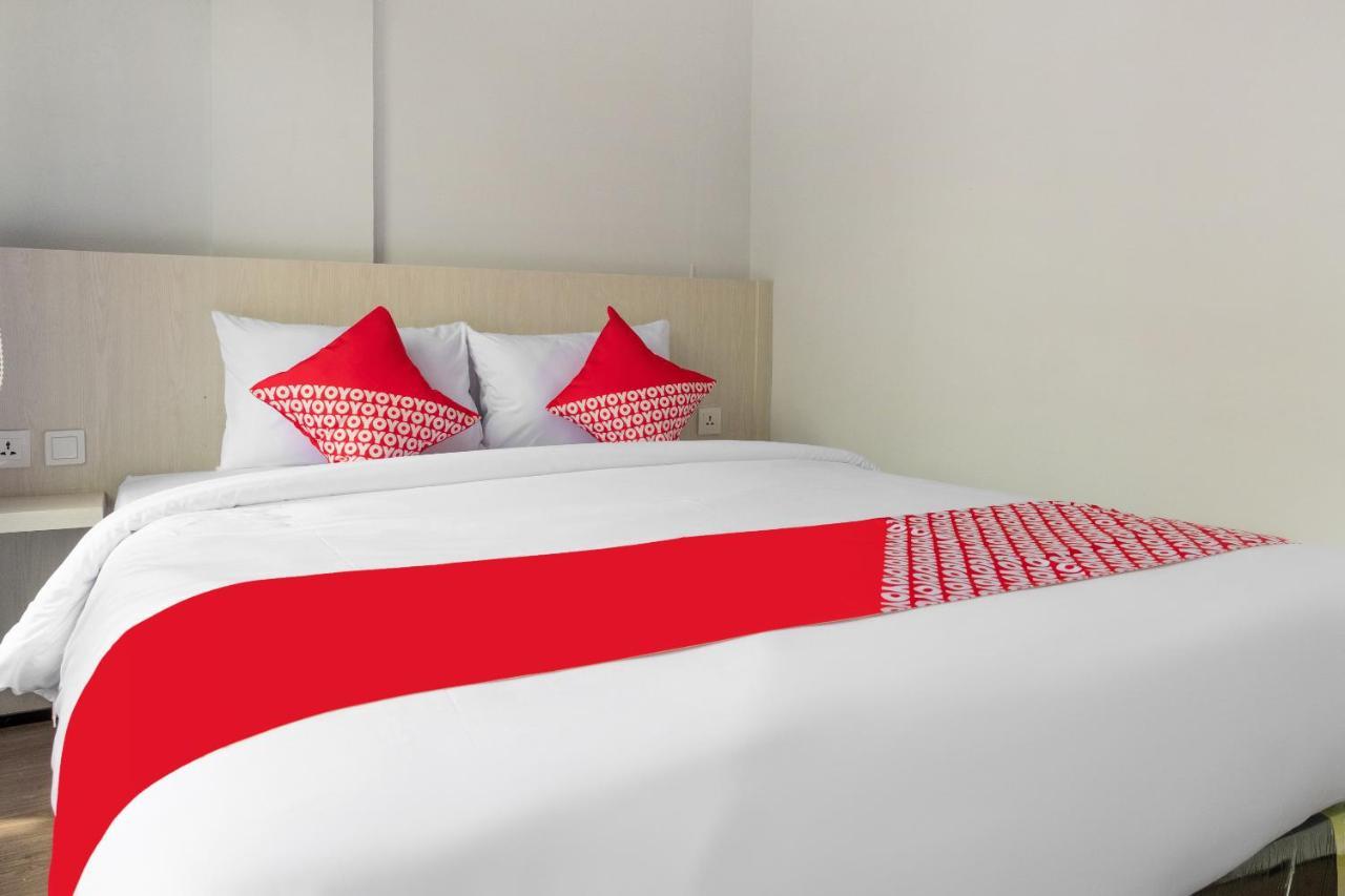 Super Oyo 3150 Theodore Homestay Medan Exteriör bild